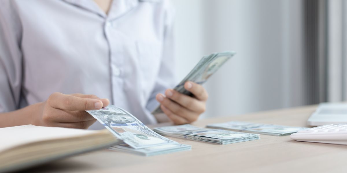 كيف تختار اقل مكنة عد نقود تناسب ميزانيتك واحتياجاتك العملية